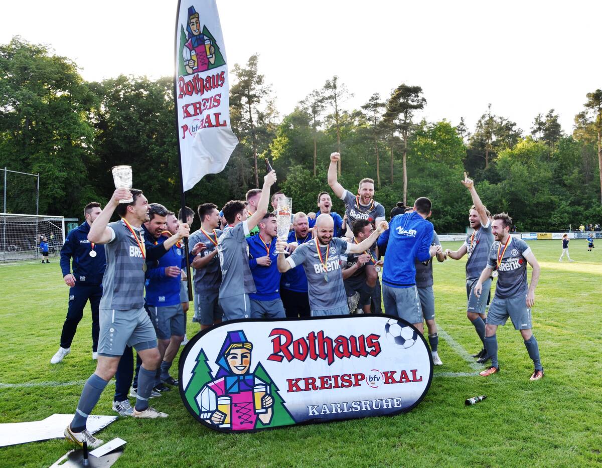 Herren Mannschaft des Vereins SG Stupferich, die ihren Pokalsieg bejubelt.