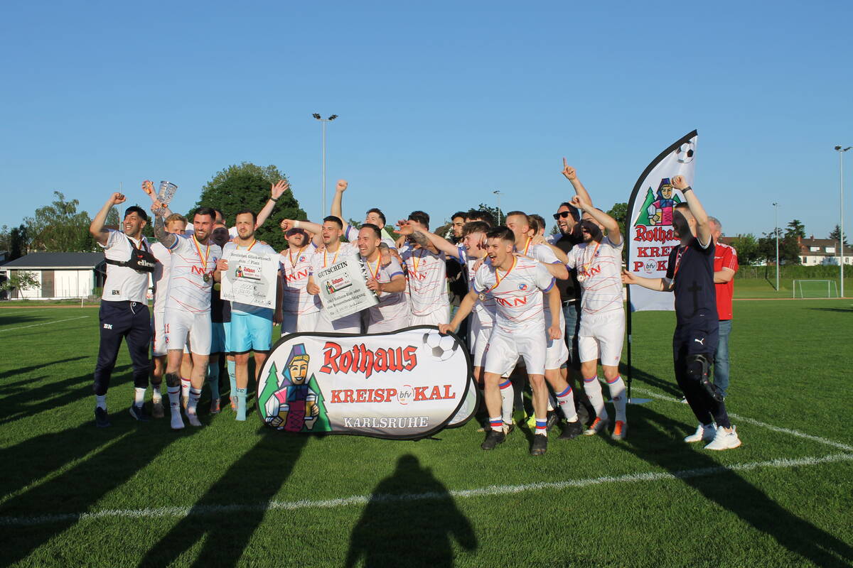 Herren Mannschaft des Vereins SG DJK FV Daxlanden, die ihren Pokalsieg bejubelt.