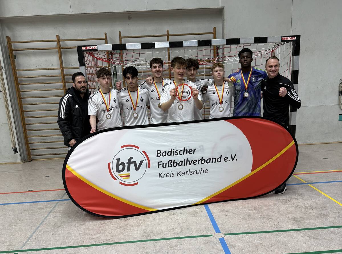 A-Junioren Mannschaft des Vereins FC Germania Friedrichstal, die ihre Hallenkreismeisterschaft bejubelt.