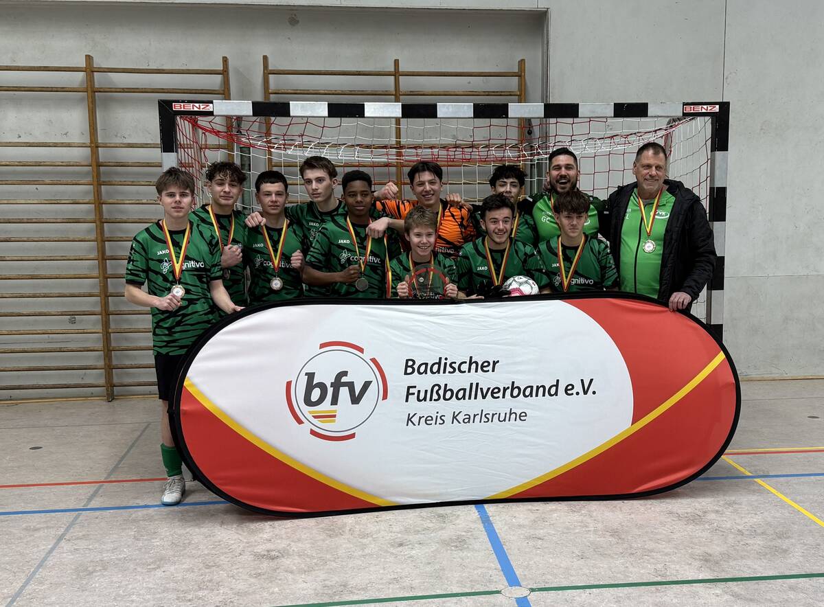 B-Junioren Mannschaft des Vereins SVK 1884 98 Beiertheim, die ihre Hallenkreismeisterschaft bejubelt.