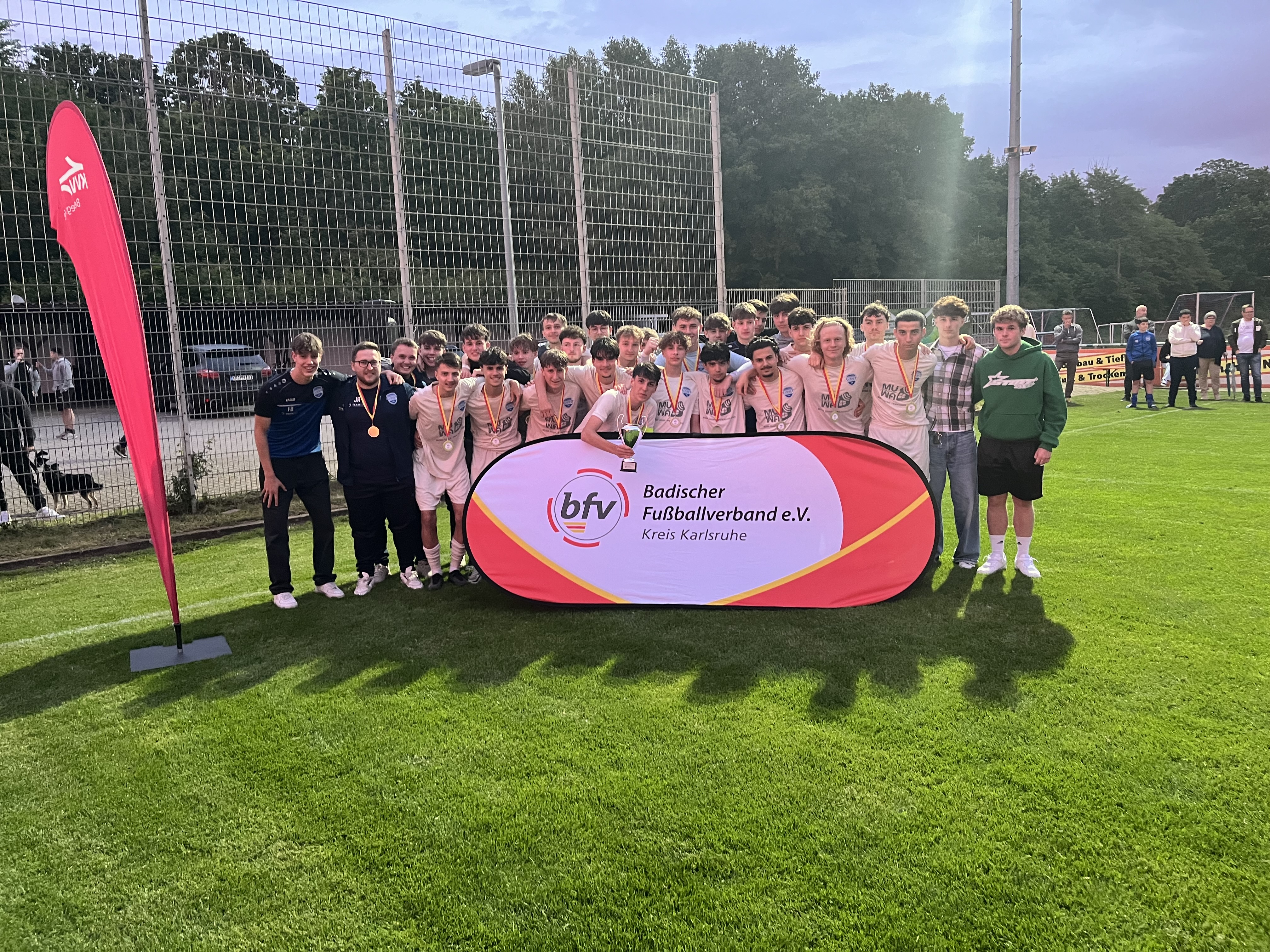 A-Junioren Mannschaft des Vereins TSV Reichenbach, die ihren Pokalsieg bejubelt