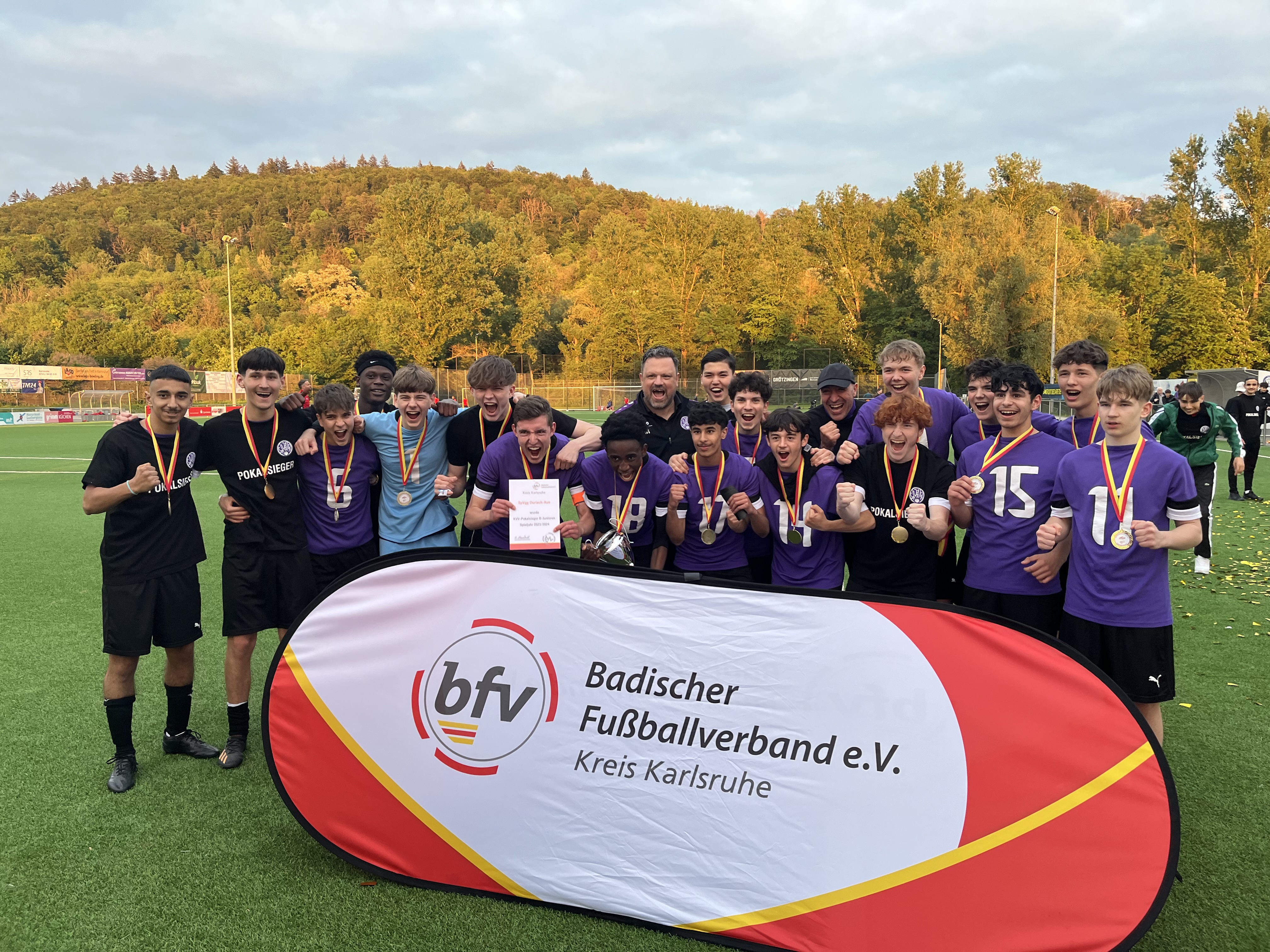 B-Junioren Mannschaft des Vereins SpVgg Durlach-Aue, die ihren Pokalsieg bejubelt