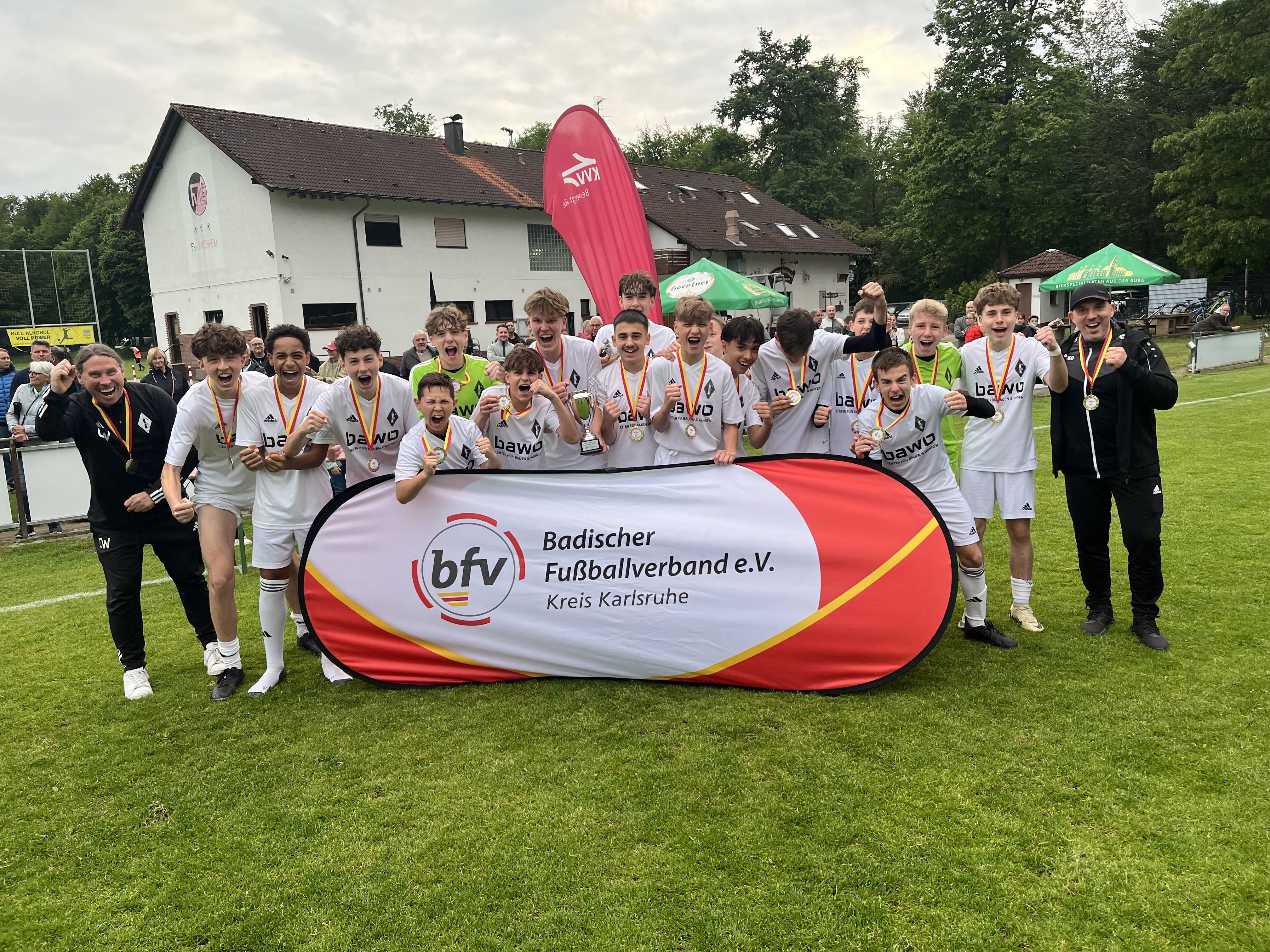 C-Junioren Mannschaft des Vereins FC Germania Friedrichstal, die ihren Pokalsieg bejubelt