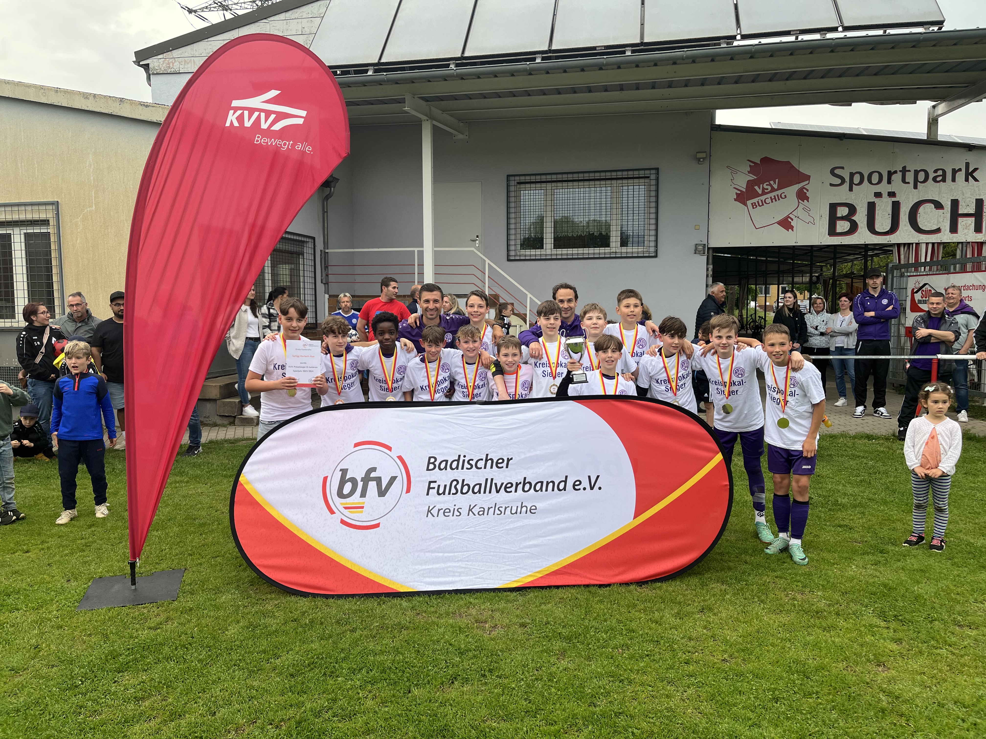 D-Junioren Mannschaft des Vereins SpVgg Durlach-Aue, die ihren Pokalsieg bejubelt