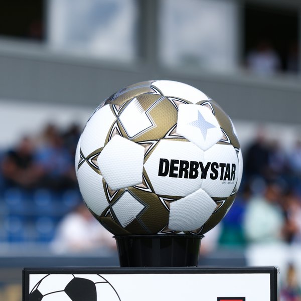 Ein Derbystar-Ball auf einer Ballstehle.