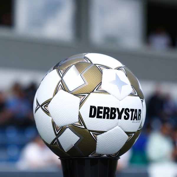 Ein Derbystar-Ball auf einer Ballstehle.