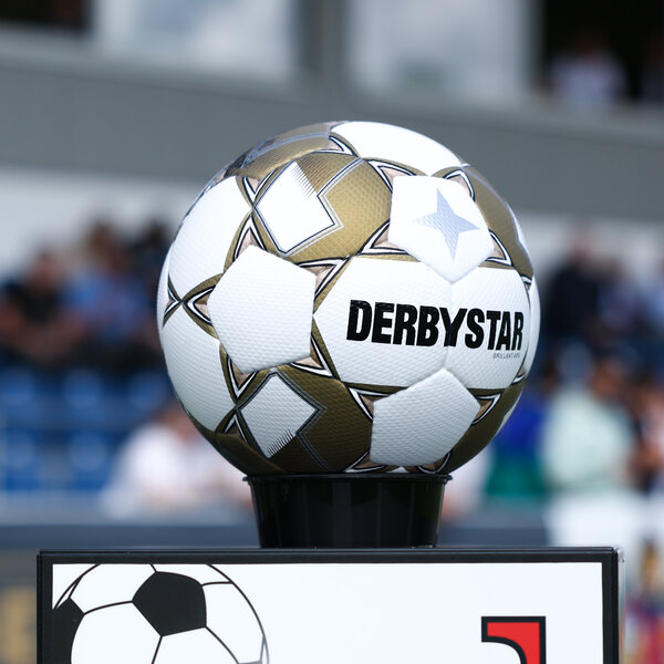 Ein Derbystar-Ball auf einer Ballstehle.
