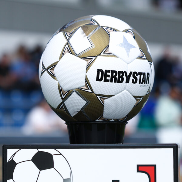 Ein Derbystar-Ball auf einer Ballstehle.