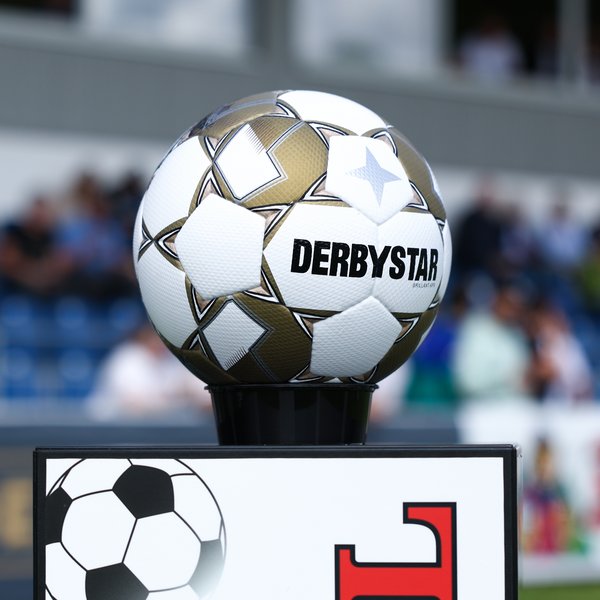 Ein Derbystar-Ball auf einer Ballstehle.