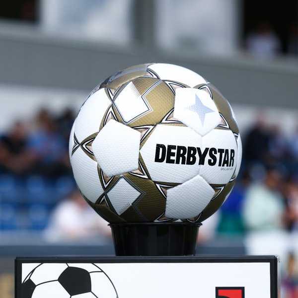 Ein Derbystar-Ball auf einer Ballstehle.