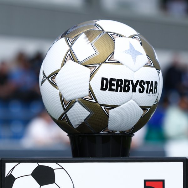 Ein Derbystar-Ball auf einer Ballstehle.