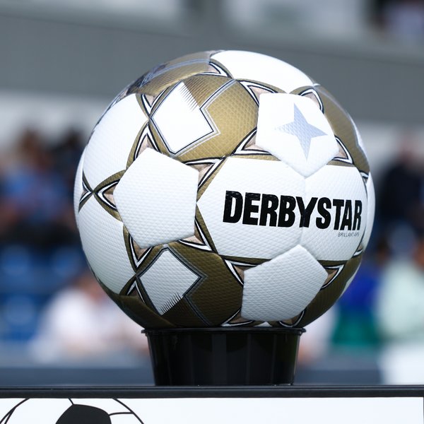 Ein Derbystar-Ball auf einer Ballstehle.