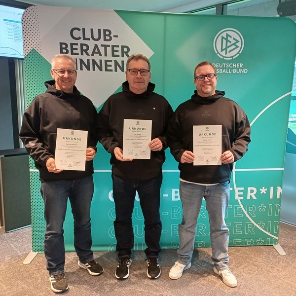 Die drei Club-Berater des Badischen Fußballverbandes. Sie stehen in schwarz gekleidet und mit Urkunden in der Hand, vor einer Fotowand.