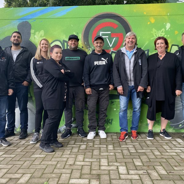Mitglieder des bfv-Verbandsvorstands und des FV Grünwinkel auf dem Sportgelände des FV Grünwinkel.