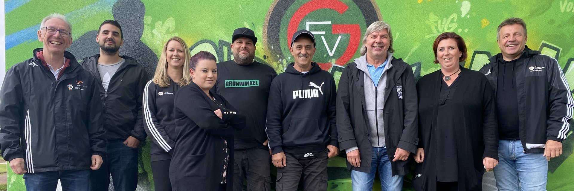 Mitglieder des bfv-Verbandsvorstands und des FV Grünwinkel auf dem Sportgelände des FV Grünwinkel.