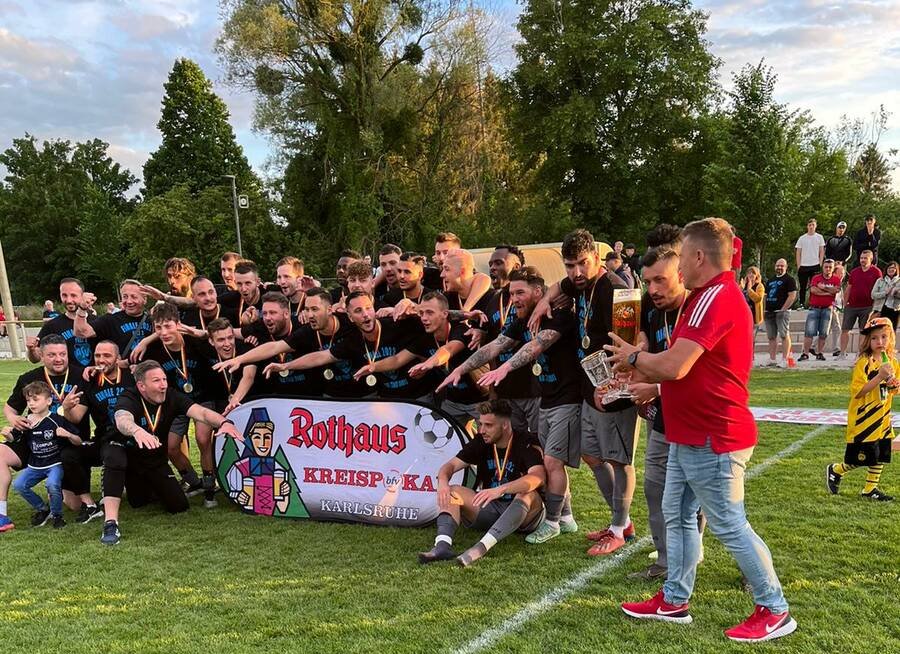Herren Mannschaft des Vereins ASV Durlach, die ihren Pokalsieg bejubelt.