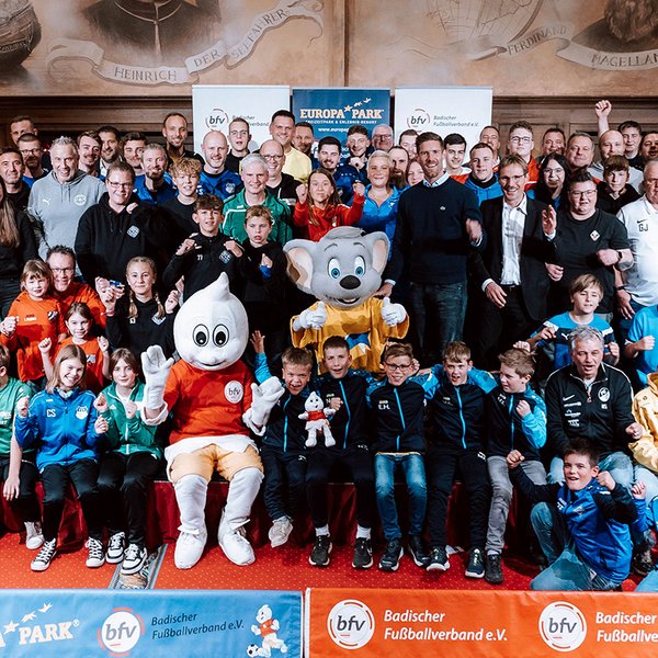 Gruppenbild der KLEEblatt-Qualitätssiegel-Siegervereine. Sie sitzen alle beieinander und jubeln in die Kamera.