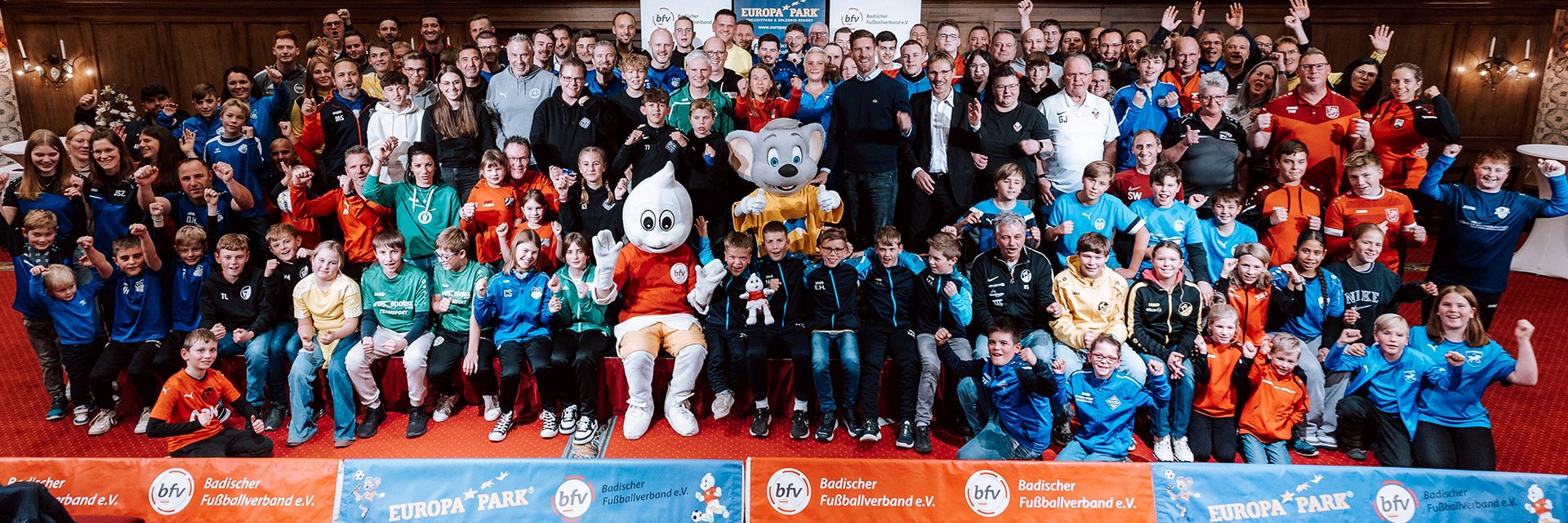 Gruppenbild der KLEEblatt-Qualitätssiegel-Siegervereine. Sie sitzen alle beieinander und jubeln in die Kamera.