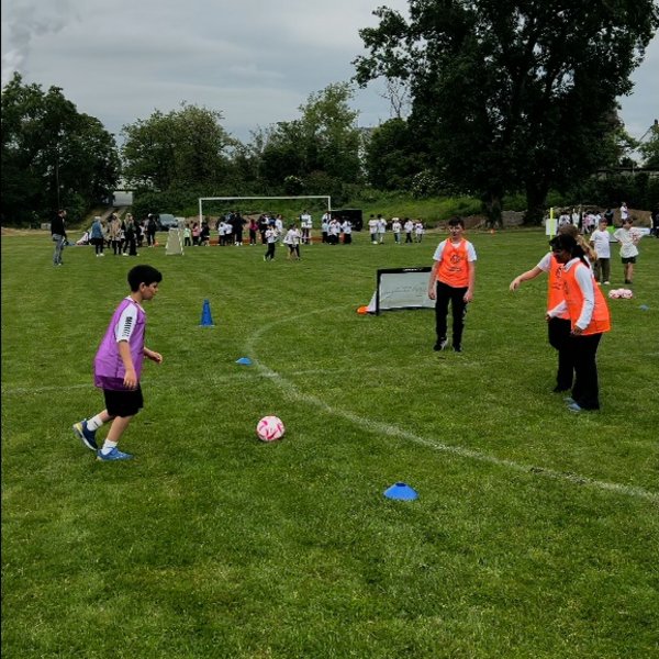 Drei Kinder, die zusammen Fußball spielen. 