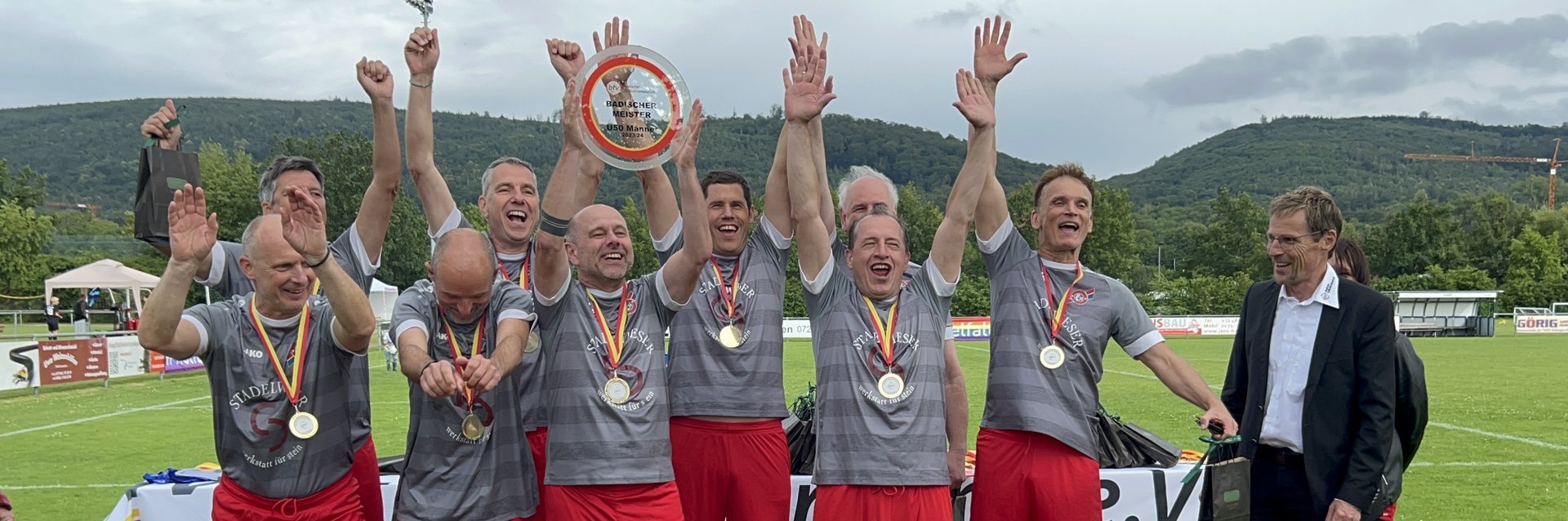 Eine Herren-Ü-Mannschaft, die nach ihrem Meisterschaftssieg jubelt.