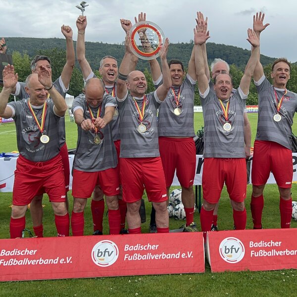 Eine Herren-Ü-Mannschaft, die nach ihrem Meisterschaftssieg jubelt.