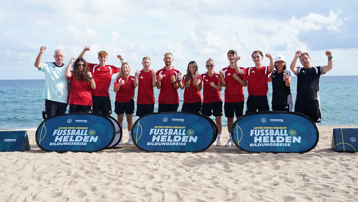 Gruppenfoto Fußballhelden-Bildungsreise 2026