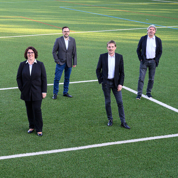 bfv-Präsidium. Sie stehen auf dem Kunstrasen.