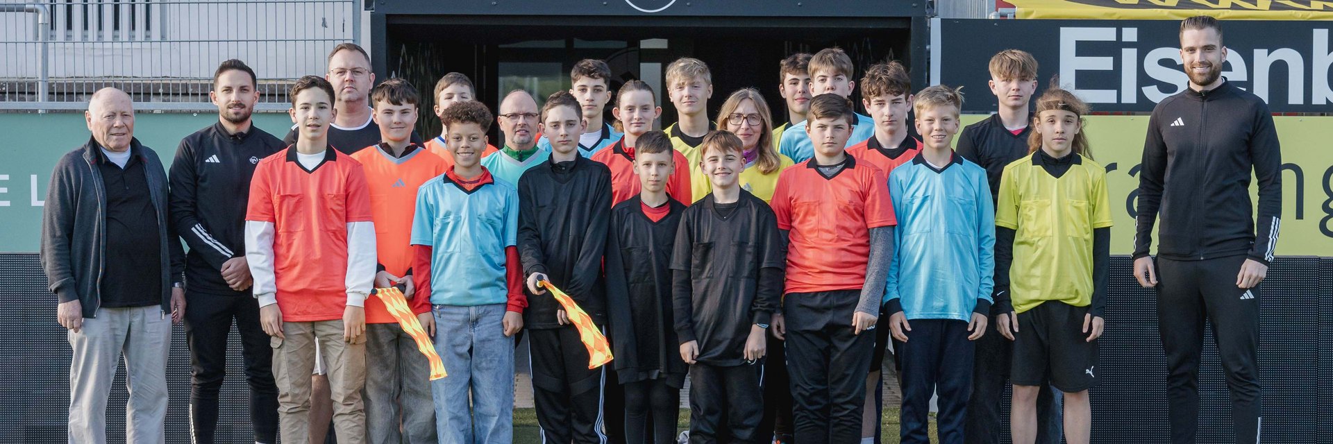 Gruppenbild der Teilnehmer eines Schiri-Anfängerkurses.