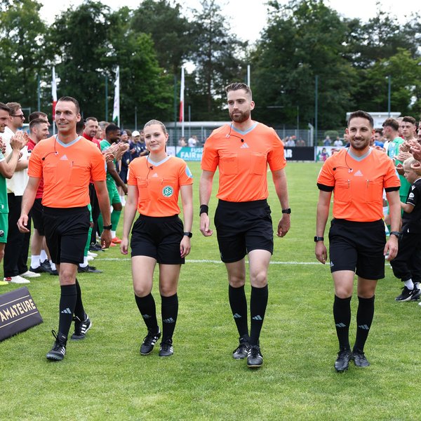 Schiri-Team des Pokal Finals der Herren. Sie laufen nebeneinander zur Siegerehrung.