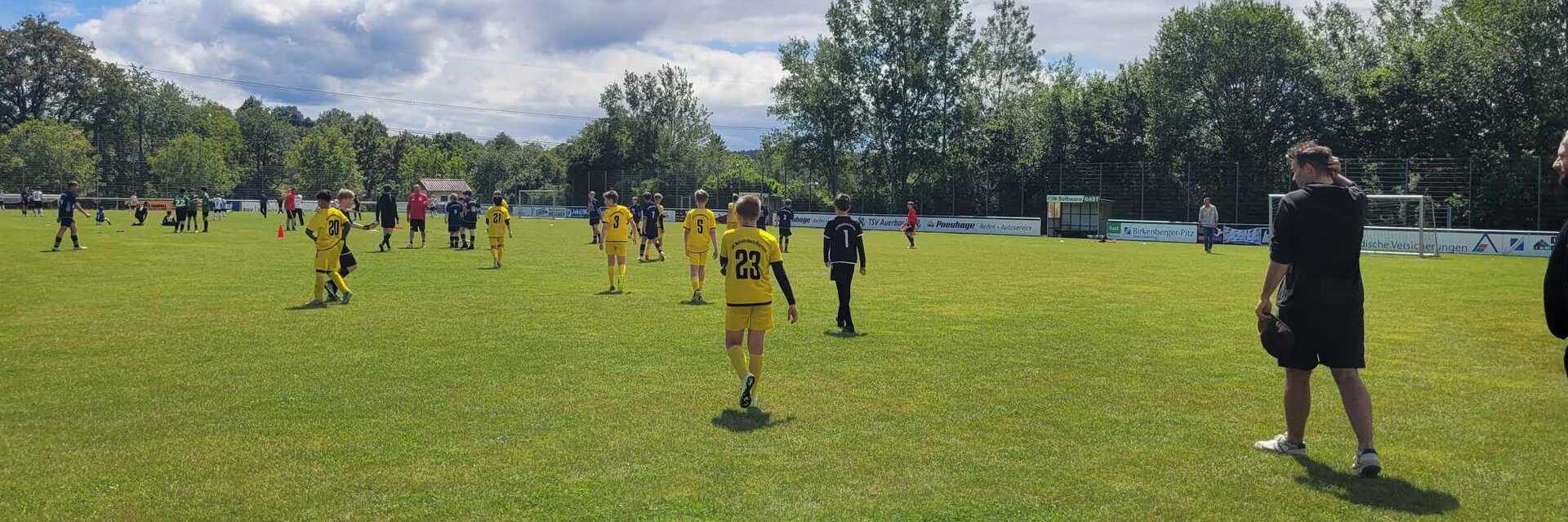 D-Junioren Spieler auf einem Fußballplatz.