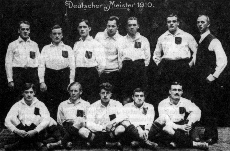 Der Karlsruher FV mit Gottfried Fuchs (1. sitzend v.l.) feierte 1910 erstmals den Deutschen Meistertitel.